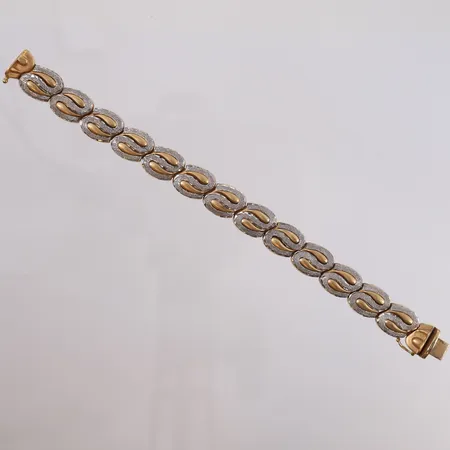 Armbånd, lengde ca 17cm, bredde 12mm, hult, 14K.  Vekt: 26,3 g Kontakt Lånekontoret for frakt