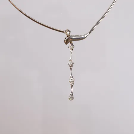 Collier med diamanter 5x ca 0,21ct, lengde ca 40cm, bredde ca 2,5mm, 18K.  Vekt: 13,6 g Kontakt Lånekontoret for frakt