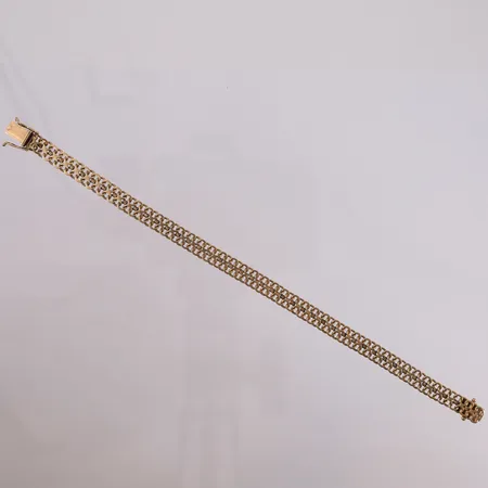 Armbånd, x-lenke, lengde ca 20cm, bredde 6,5mm, 14K.  Vekt: 10,9 g Kontakt Lånekontoret for frakt