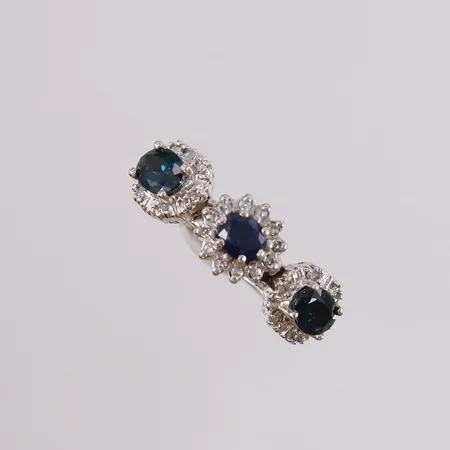 Ring med diamanter 24x ca 0,01ct og sanssynligvis safirer, ø19mm, bredde 3-7mm, personlig gravert, 14K.  Vekt: 6,1 g Kontakt Lånekontoret for frakt