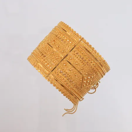 Armring, åpningsbar, ø61mm, bredde 47mm, 6 hengende detaljer mangler, 22K.  Vekt: 96 g Kontakt Lånekontoret for frakt