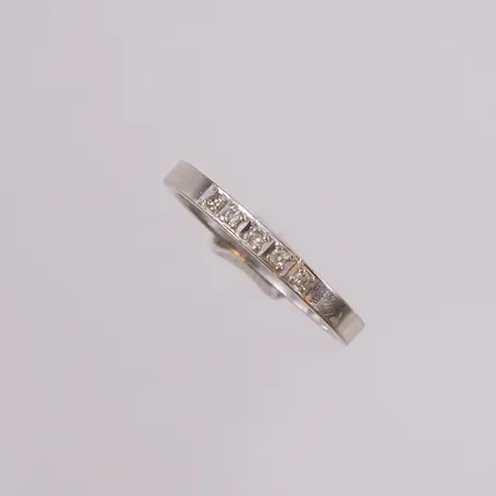 Ring med diamanter 5x ca 0,01ct, ø17,25mm, bredde 2mm, 14K.  Vekt: 2,9 g Kontakt Lånekontoret for frakt