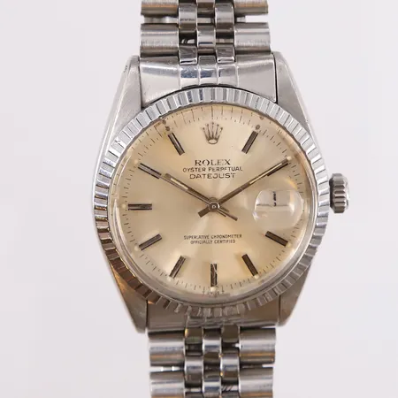 Rolex Datejust, ref 16030, snr 6495387, boettnr 16000, cal 3035, verknr 0047481, år ca 1980, ø36mm, automat, stål, mye flex på lenken, trenger ny o-ring, endefestet må byttes ut, quickset fungerer ikke, trenger akut service, servicepouch, uten tilbehør.  Kontakt Lånekontoret for frakt