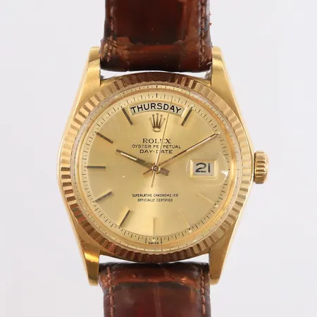 Rolex Day-date 18K, refnr 1803, snr 3324614, boettnr 1803, cal 1556, verknr DD70021, ø36mm, år ca 1972, automat, plexiglass, slitt lærreim, original spenne i gulmetall, trenger service, slitasje på urvisere, boks og yttereske.  Kontakt Lånekontoret for frakt