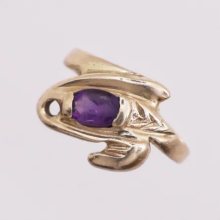 Ring med lilla sten, ø 15,7mm, bredde 1,8mm, 14K Vekt: 2,6 g Kontakt Lånekontoret for frakt
