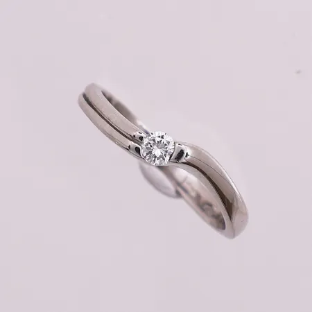 Ring med diamant 1x ca 0,12ct, ø 17,6mm, bredde 2,4mm, 18K Vekt: 3,6 g Kontakt Lånekontoret for frakt