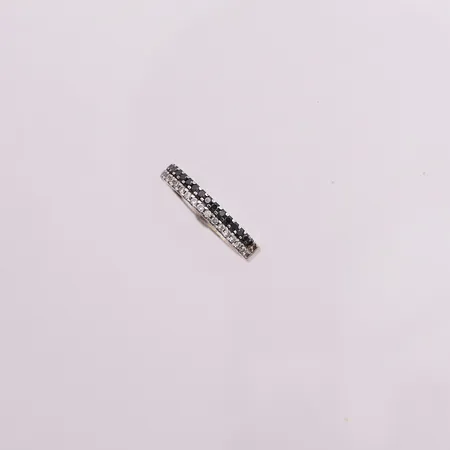 Ring med blanke og sorte stener, mangler en, ø 16,4mm, bredde 3mm, 14K Vekt: 2,5 g Kontakt Lånekontoret for frakt