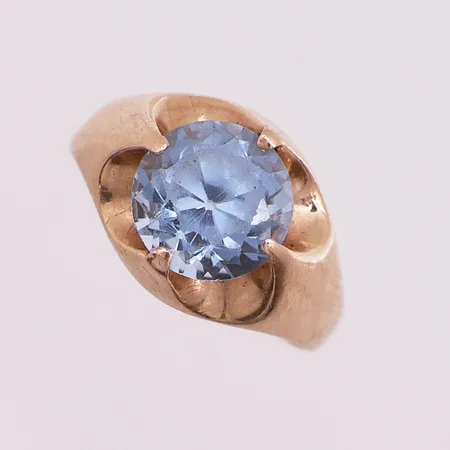 Ring med blå sten, ø 15,3mm, bredde 1,7mm, 14K  Vekt: 2,1 g Kontakt Lånekontoret for frakt