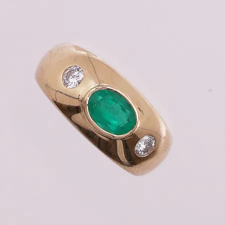 Ring med 2x diamanter ca 0,12ct og Smaragd, ø 17,3mm, bredde 3,7mm, 14K Vekt: 6,2 g Kontakt Lånekontoret for frakt