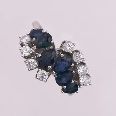 Ring med diamanter 6x ca 0,05ct og 2x ca 0,07ct og sannsynligvis safirer, ø 16,7mm, bredde 2,1mm, 14K Vekt: 3,5 g Kontakt Lånekontoret for frakt