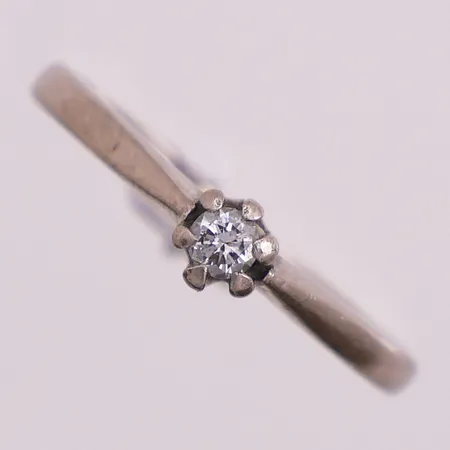 Ring med diamant 0,07ct, ø16mm, bredde 1,6mm, bulket 14K Vekt: 1,8 g Kontakt Lånekontoret for frakt