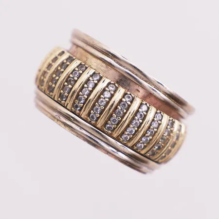 Ring med blanke stener, ø 16,3mm, bredde 10,5mm, personlig garvert, 14K Vekt: 8,8 g Kontakt Lånekontoret for frakt