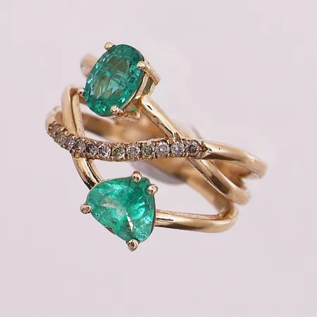 Ring med 12x diamanter totalt ca 0,12ct og 2 smaragder, ø 17,7mm, bredde 4,3mm, 18K Vekt: 6,1 g Kontakt Lånekontoret for frakt