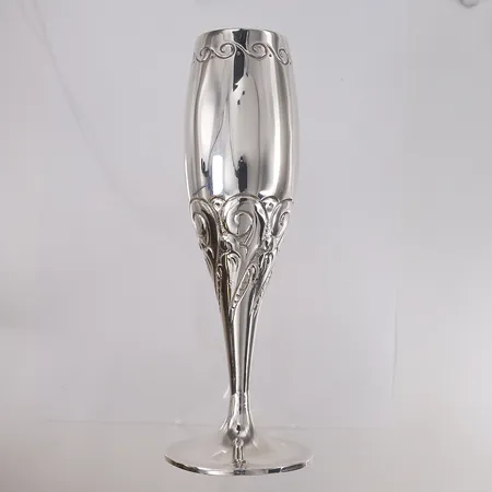 Ett stk. Champagneglass i sølv, høyde 18cm, ø9- 65mm, 830S Vekt: 115,7 g Kontakt Lånekontoret for frakt
