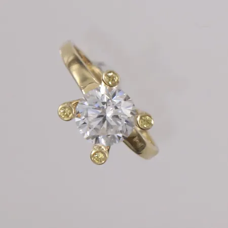 Ring med blank sten, ø17,8mm, bredde 1,6- 9,5mm, 14K Vekt: 3,4 g Kontakt Lånekontoret for frakt