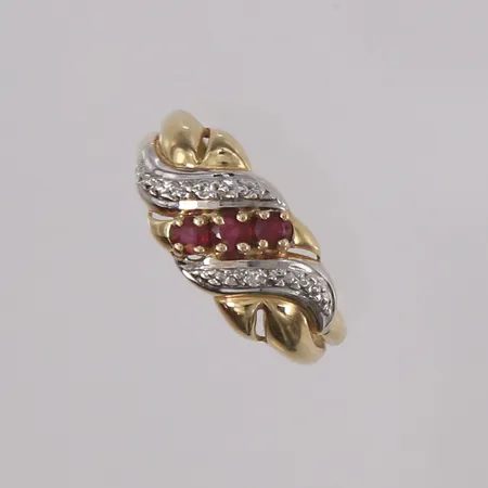 Ring med tre fiolette safirer og blanke stener, to-farget, ø17,3mm, bredde 2- 8,3mm, 14K Vekt: 2,7 g Kontakt Lånekontoret for frakt