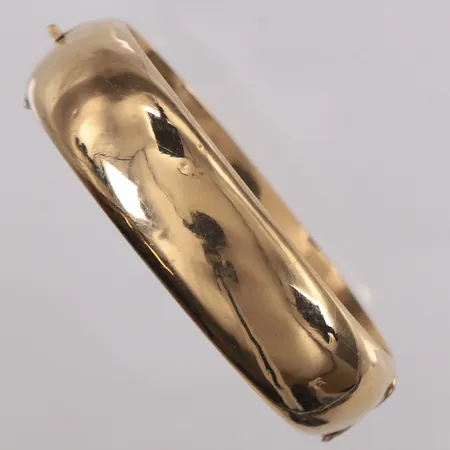Armring, oval og hul, 58x49mm, bredde 16,7mm, bulkete, 14K Vekt: 23,4 g Kontakt Lånekontoret for frakt