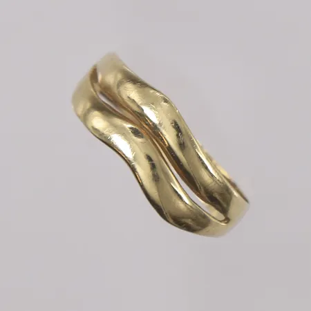 Ring, ø18,7mm, bredde 3,5- 7mm, noe bulkete, 14K Vekt: 1,8 g Kontakt Lånekontoret for frakt