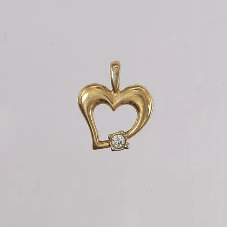 Anheng med klar sten, hjerte, 18x15mm, diverse gulfargede metaller, IKKE GULL, noe slitt gulfarge på baksiden Vekt: 0 g Kontakt Lånekontoret for frakt