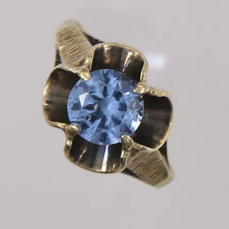 Ring med lys-blå sten, ø17mm, bredde 2- 11,2mm, 14K Vekt: 3,1 g Kontakt Lånekontoret for frakt