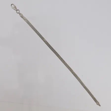 Armbånd, lengde 18cm, bredde 3,5mm, noe ujevnt mønster, 925S Vekt: 4,2 g Kontakt Lånekontoret for frakt