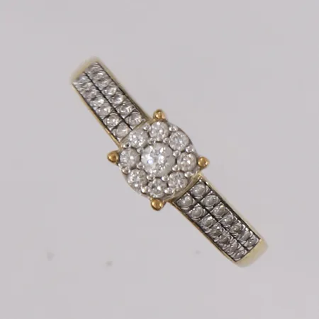 Ring med 37 stk. briljantslipte diamanter (totalt ca. 0,30ct), ø17,1mm, bredde 1,9- 5,9mm, hvitt gull, 9K Vekt: 2,6 g Kontakt Lånekontoret for frakt