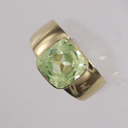 Ring med lys-grønn sten, ø18,2mm, bredde 4,1- 10,5mm, 14K Vekt: 4,1 g Kontakt Lånekontoret for frakt