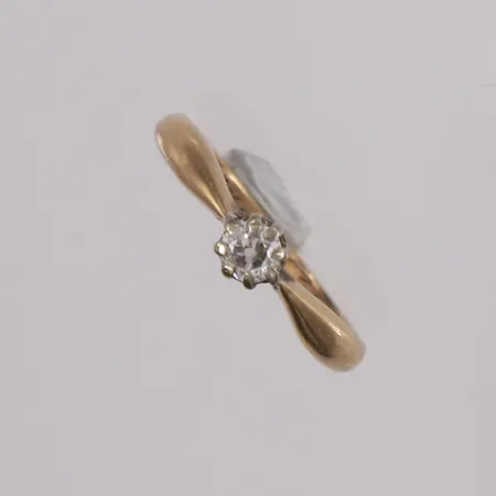 Ring med diamant (1 x ca. 0,23ct), ø17,2mm, bredde 1,7- 4,6mm, 14K Vekt: 2,4 g Kontakt Lånekontoret for frakt