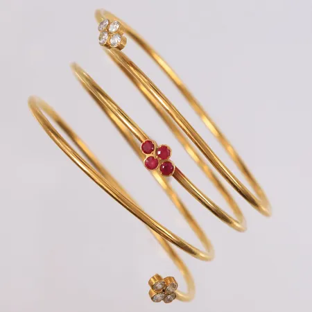 Armring med fiolette og hvite/blanke stener, ø60mm, bredde 38mm, 22K Vekt: 31,9 g Kontakt Lånekontoret for frakt