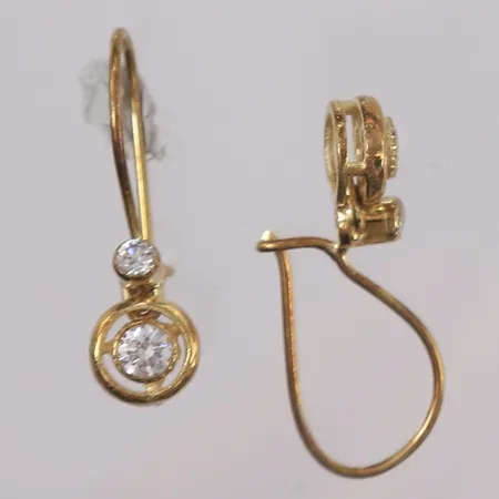 Ett par øredobber med blanke stener, 24x6mm, 14K Vekt: 2,4 g Kontakt Lånekontoret for frakt