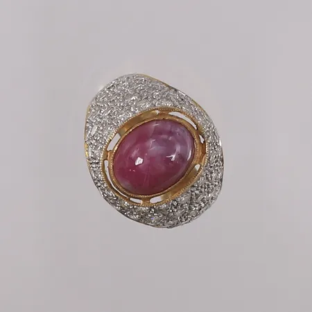 Ring med fiolett safir og diamanter (62 x ca. 0,02ct), ø15,5mm, bredde 5-15mm, 14K Vekt: 6,6 g Kontakt Lånekontoret for frakt