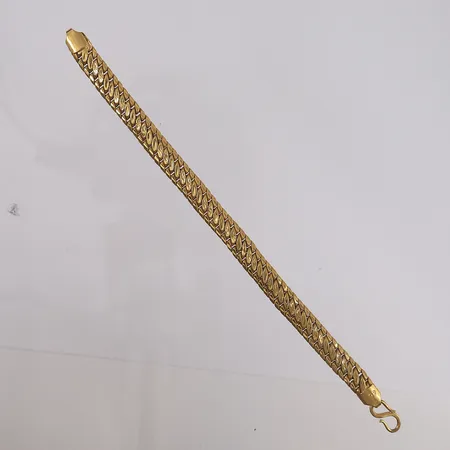 Armbånd, lengde 20,5cm, bredde 9,1mm, noe ujevnt mønster, 22K Vekt: 32,1 g Kontakt Lånekontoret for frakt