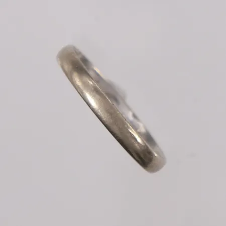 Ring, ø20,7mm, bredde 2,9mm, gravert, hvitt gull, 14K Vekt: 2,3 g Kontakt Lånekontoret for frakt