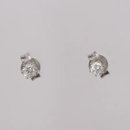 Ett par øredobber med diamanter (2 x ca. 0,10ct), ø4mm, 14K Vekt: 0,6 g Kontakt Lånekontoret for frakt