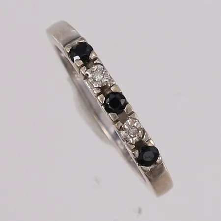 Ring med blå-sorte og hvite/blanke stener, ø17,4mm, bredde 1,7- 2,6mm, 14K Vekt: 2,1 g Kontakt Lånekontoret for frakt