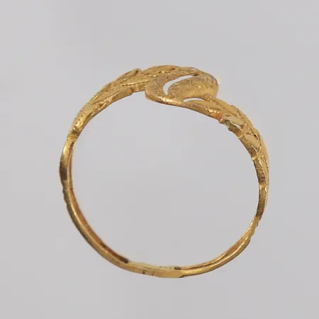 Ring, ø17,6mm, bredde 1,9- 11,2mm, 21K Vekt: 1,4 g Kontakt Lånekontoret for frakt
