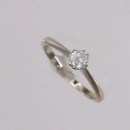 Ring med briljantslipt diamant (1 x ca. 0,35ct), ø17,8mm, bredde 1,5- 5,3mm, hvitt gull, 14K Vekt: 2,2 g Kontakt Lånekontoret for frakt