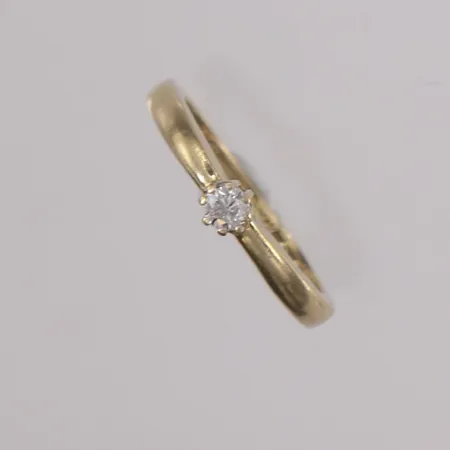 Ring med diamant (1 x ca. 0,10ct), ø16,8mm, bredde 1,9- 3,7mm, 14K Vekt: 2,1 g Kontakt Lånekontoret for frakt