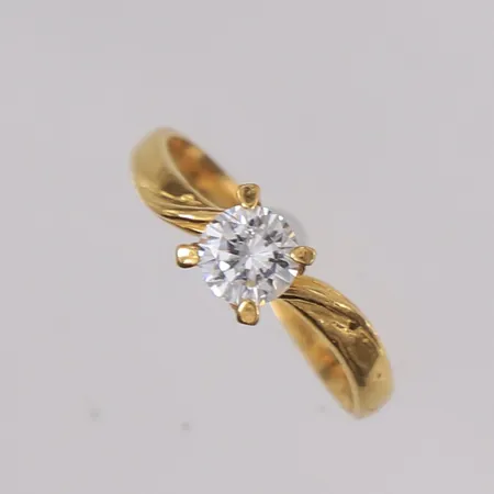Ring med blank sten, ø16,3mm, bredde 1,8- 5mm, 22K Vekt: 2,1 g Kontakt Lånekontoret for frakt