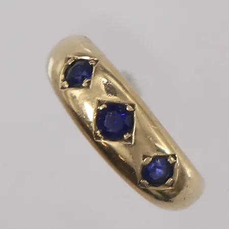 Ring med tre blå stener, ø16,9mm, bredde 2,6- 6,4mm, 14K Vekt: 3,9 g Kontakt Lånekontoret for frakt