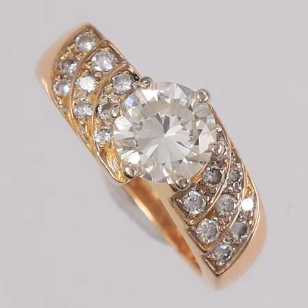 Ring med diamanter (1 briljantslipt x ca. 1,50ct + 18 briljantslipte x ca. 0,01ct), ø17,8mm, bredde 3- 8,9mm, 18K Vekt: 8,9 g Kontakt Lånekontoret for frakt