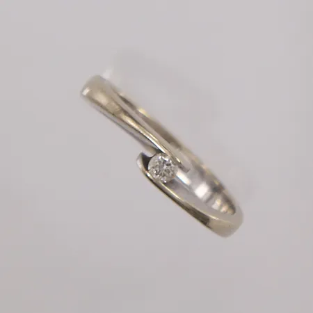 Ring med diamant (1 x ca. 0,08ct), ø17,9mm, bredde 2,8- 3,9mm, 14K Vekt: 3 g Kontakt Lånekontoret for frakt