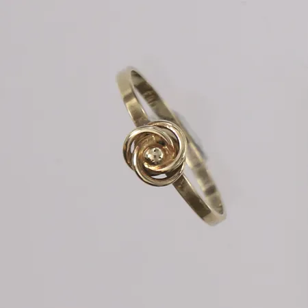Ring, ø17,3mm, bredde 1,5- 6,4mm, 14K Vekt: 1,2 g Kontakt Lånekontoret for frakt