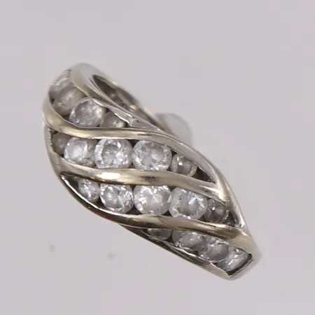 Ring med blanke stener, ø17,4mm, bredde 1,9mm, hvitt gull, 14K Vekt: 4,1 g Kontakt Lånekontoret for frakt