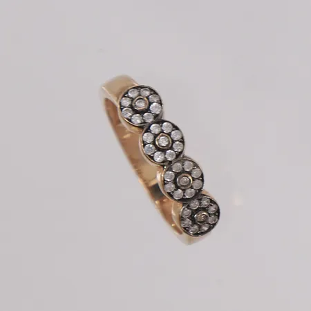 Ring med blanke stener, ø17,4mm, bredde 2,7- 5mm, 14K Vekt: 2,6 g Kontakt Lånekontoret for frakt