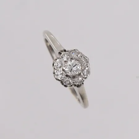 Ring med diamanter (1 x ca. 0,04ct og 36 x ca. 0,01ct), ø17mm, bredde 1,7- 6mm, 9K Vekt: 2,8 g Kontakt Lånekontoret for frakt