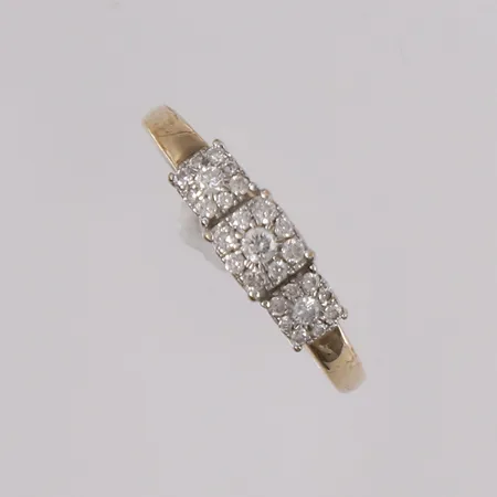 Ring med briljantslipte diamanter (1 x ca. 0,03ct + 6 x ca. 0,02ct + 12 x ca. 0,01ct + 8 mindre diamanter), ø17,7mm, bredde 1,5- 4,8mm, 9K Vekt: 1,9 g Kontakt Lånekontoret for frakt