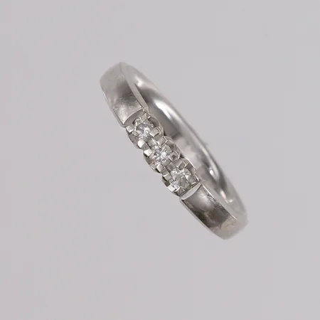 Ring med diamanter (3 x ca. 0,05ct), ø17,8mm, bredde 3,5mm, hvitt gull, 14K Vekt: 4,3 g Kontakt Lånekontoret for frakt