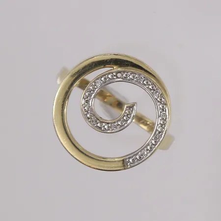 Ring med diamanter (totalt ca. 0,05ct, én sten mangler), ø18,2mm, bredde 1,8- 18,6mm, 14K Vekt: 4,5 g Kontakt Lånekontoret for frakt