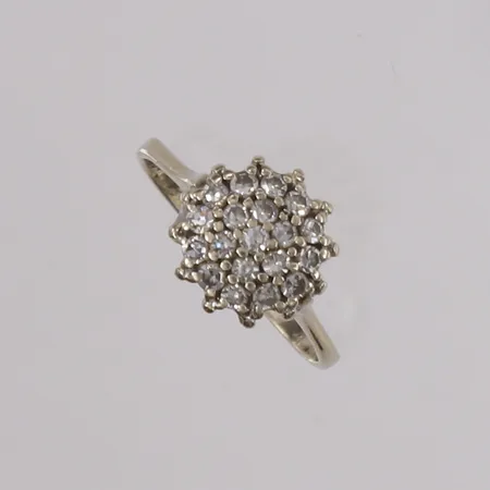 Ring med briljantslipte diamanter (19 x ca. 0,01ct), ø16mm, bredde 1,6- 10,8mm, hvitt gull, 14K Vekt: 2,3 g Kontakt Lånekontoret for frakt